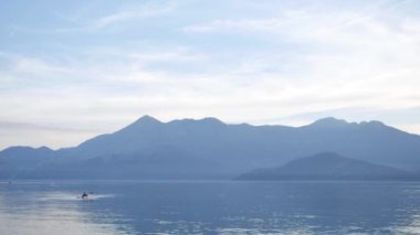 Kayık Gölü İşkodra Karadağ'ın üzerinde. Kayak turist. Hava Pho