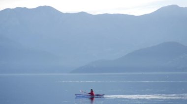 Kayık Gölü İşkodra Karadağ'ın üzerinde. Kayak turist. Hava Pho