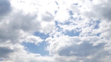 Mavi gökyüzünde kadife beyaz bulutlar