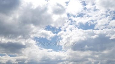 Mavi gökyüzünde kadife beyaz bulutlar