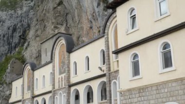 Karadağ'daki Ostrog Manastırı. Kayanın içindeki benzersiz Manastırı