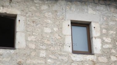Karadağ'daki Ostrog Manastırı. Kayanın içindeki benzersiz Manastırı