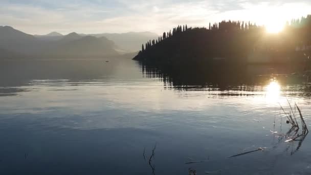 Skadarské jezero v Černé hoře. Největší sladkovodní jezero v Ba — Stock video