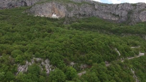 Monastero di Ostrog in Montenegro. Indagine aerea — Video Stock