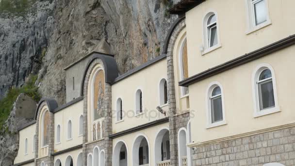Monasterio de Ostrog en Montenegro. El monasterio único en la roca — Vídeo de stock