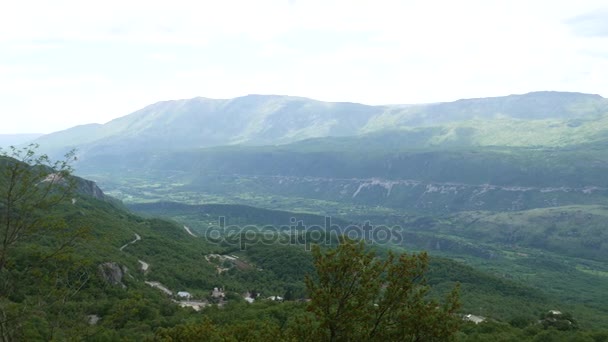 Groene vallei in de bergen van Montenegro — Stockvideo