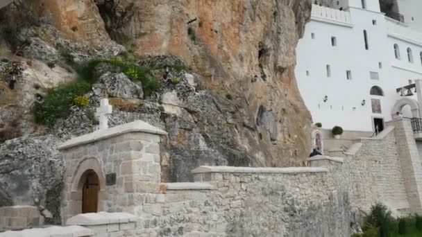 Karadağ'daki Ostrog Manastırı. Kayanın içindeki benzersiz Manastırı — Stok video