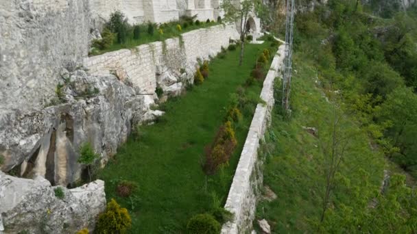 Монастырь Острог в Черногории. Уникальный монастырь в скале — стоковое видео