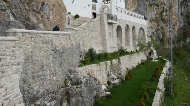 Монастырь Острог в Черногории. Уникальный монастырь в скале — стоковое видео