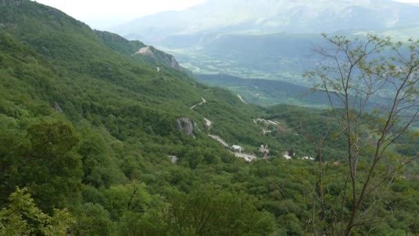 El camino en las montañas de Montenegro — Vídeo de stock
