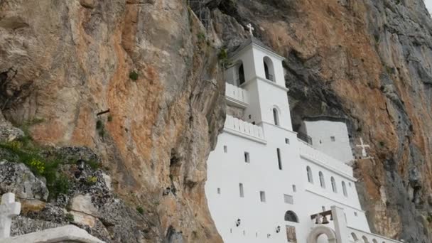 在黑山奥斯特罗格修道院。在岩石中的独特修道院 — 图库视频影像
