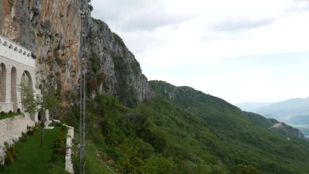 Karadağ'daki Ostrog Manastırı. Kayanın içindeki benzersiz Manastırı — Stok video