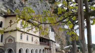 Karadağ'daki Ostrog Manastırı. Kayanın içindeki benzersiz Manastırı
