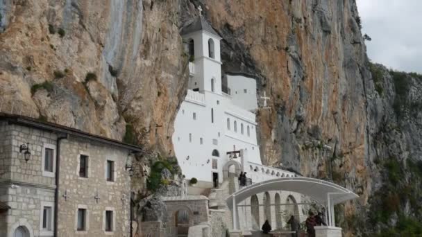 Kolostor Ostrog Montenegróban. Az egyedi kolostor a rock — Stock videók