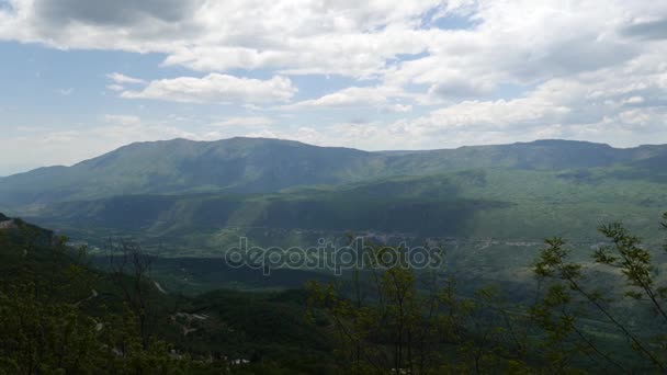 山区的黑山的绿色山谷 — 图库视频影像