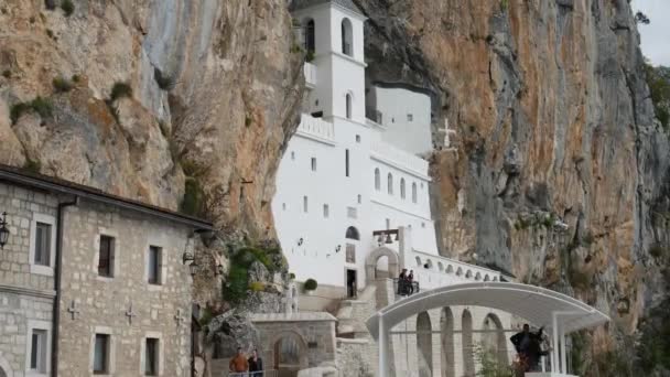 在黑山奥斯特罗格修道院。在岩石中的独特修道院 — 图库视频影像
