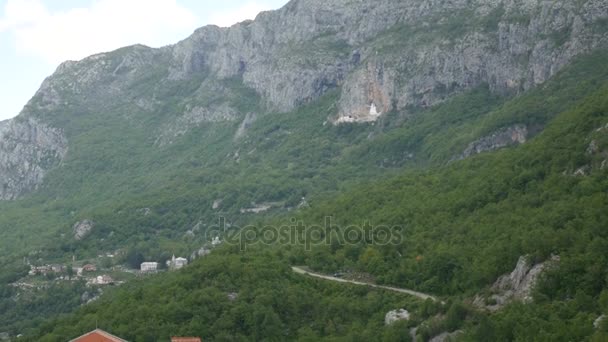 Klasztor ostroga w Czarnogórze. Unikalne klasztoru w skale — Wideo stockowe