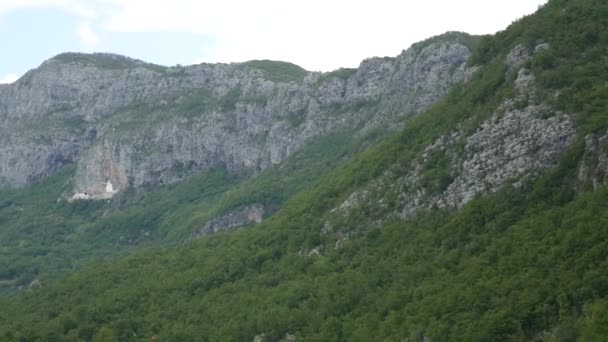 Ostrog-Kloster in Montenegro. das einzigartige Kloster im Felsen — Stockvideo