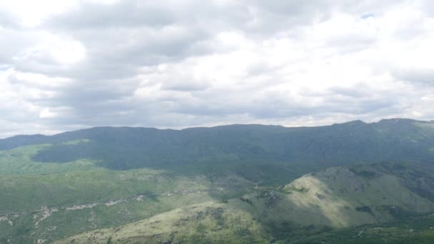 Vale verde nas montanhas de Montenegro — Vídeo de Stock