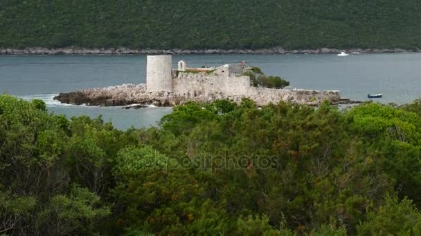 Νησί Otocic Gospa κοντά του νησί του Μαμούλα. Σχετικά με Lustica, Monte — Αρχείο Βίντεο