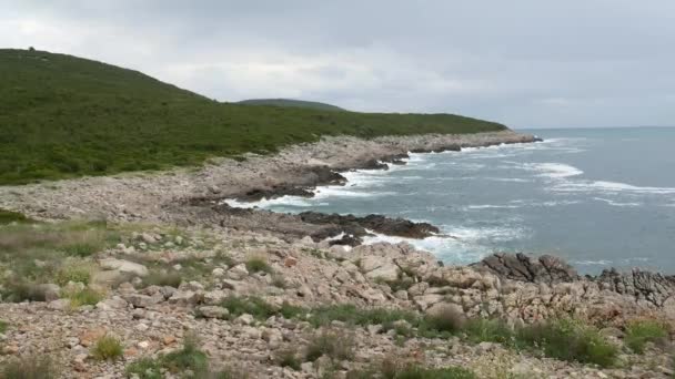 Rotsen aan de zee in Montenegro. Rotsachtige kust. Wild strand. Dangero — Stockvideo