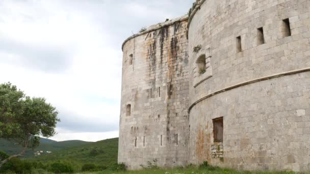 Είδος φρουρίου στο Μαυροβούνιο, κοντά το νησί του Μαμούλα για το Adriat — Αρχείο Βίντεο