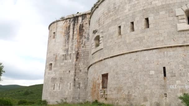 Форт Арца в Монтенегро, недалеко от острова Мамула в Адриатическом море — стоковое видео