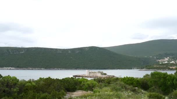 Νησί Otocic Gospa κοντά του νησί του Μαμούλα. Σχετικά με Lustica, Monte — Αρχείο Βίντεο