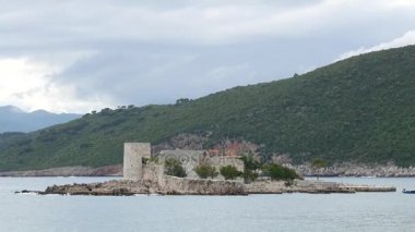 Otocic Gospa yakınındaki Mamula Adası ada. Lustica, Monte