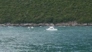 Teknenin denizde. Tekne, yat, denizde gemiler