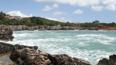 Karadağ'daki deniz buzlu. Kayalık sahil. Vahşi plaj. Dangero