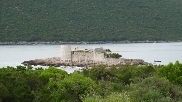Otocic ゴスパ川近くマムラ島の島します。Lustica、モンテに — ストック動画