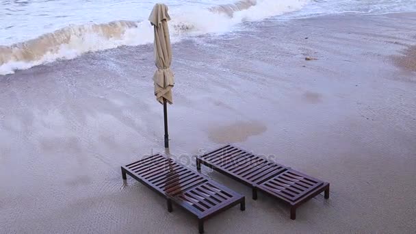 Ligbedden en parasols op het strand. Montenegrijnse stranden van de — Stockvideo