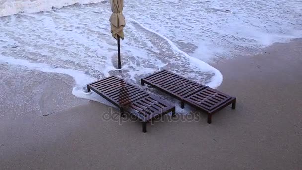 Ligbedden en parasols op het strand. Montenegrijnse stranden van de — Stockvideo