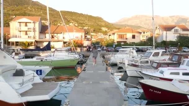 Barcos e lanchas em Montenegro, Budva — Vídeo de Stock