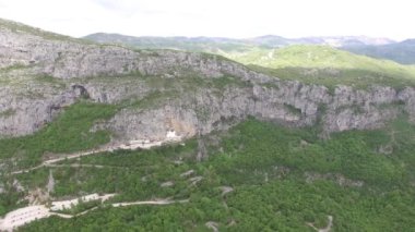 Karadağ'daki Ostrog Manastırı. Hava anket