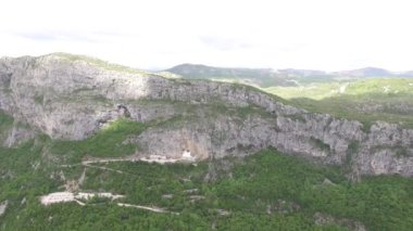 Karadağ'daki Ostrog Manastırı. Hava anket