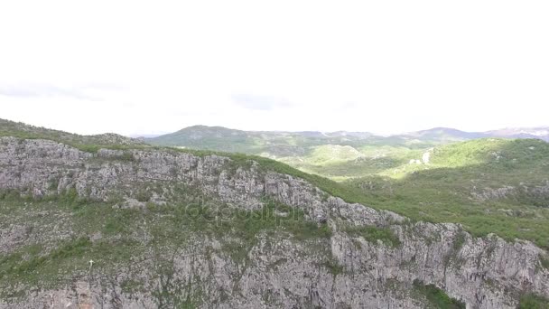 Kloster von ostrog in montenegro. Luftaufnahme — Stockvideo
