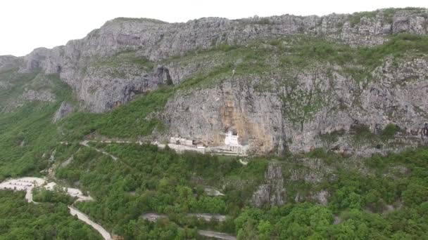 Kloster von ostrog in montenegro. Luftaufnahme — Stockvideo