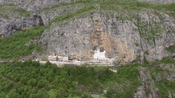 Kloster von ostrog in montenegro. Luftaufnahme — Stockvideo