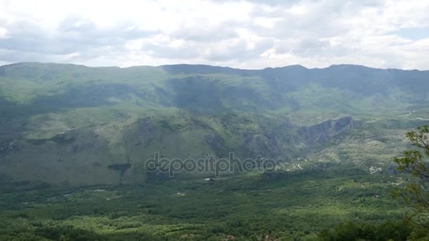 Πράσινη κοιλάδα, στα βουνά του Μαυροβουνίου — Αρχείο Βίντεο