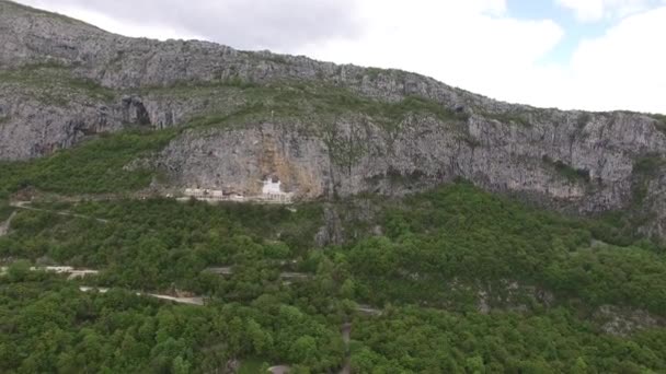 Klostret Ostrog i Montenegro. Flygfotografering — Stockvideo