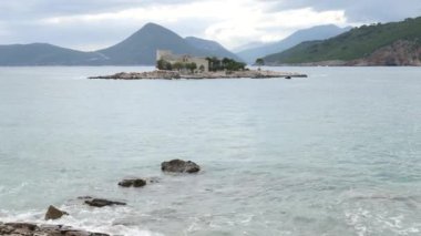 Otocic Gospa yakınındaki Mamula Adası ada. Lustica, Monte