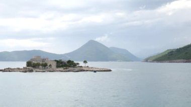 Otocic Gospa yakınındaki Mamula Adası ada. Lustica, Monte