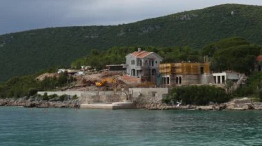 Çok katlı bina inşaatı. Vinç çalışıyor. B