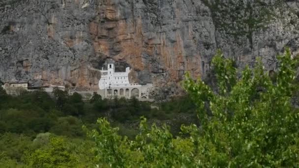 モンテネグロのオストログ修道院。岩のユニークな修道院 — ストック動画