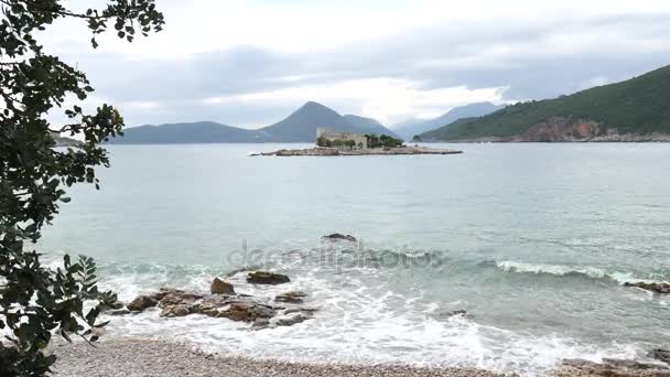 Eiland Gospa Otocic nabij het eiland van Mamula. Op Lustica, Monte — Stockvideo