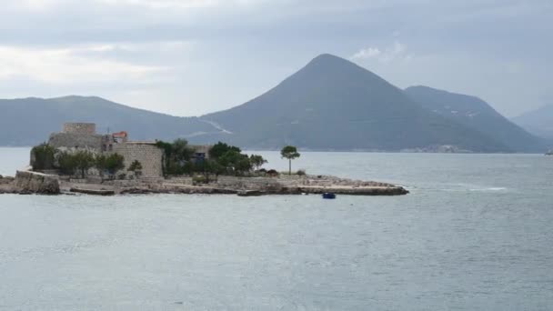 Otocic Gospa yakınındaki Mamula Adası ada. Lustica, Monte — Stok video