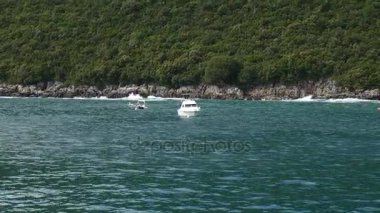 Teknenin denizde. Tekne, yat, denizde gemiler