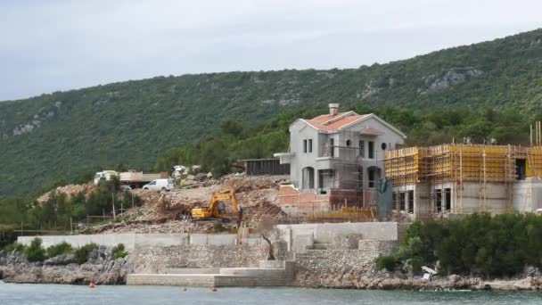 Costruzione di un edificio a più piani. La gru funziona. B — Video Stock